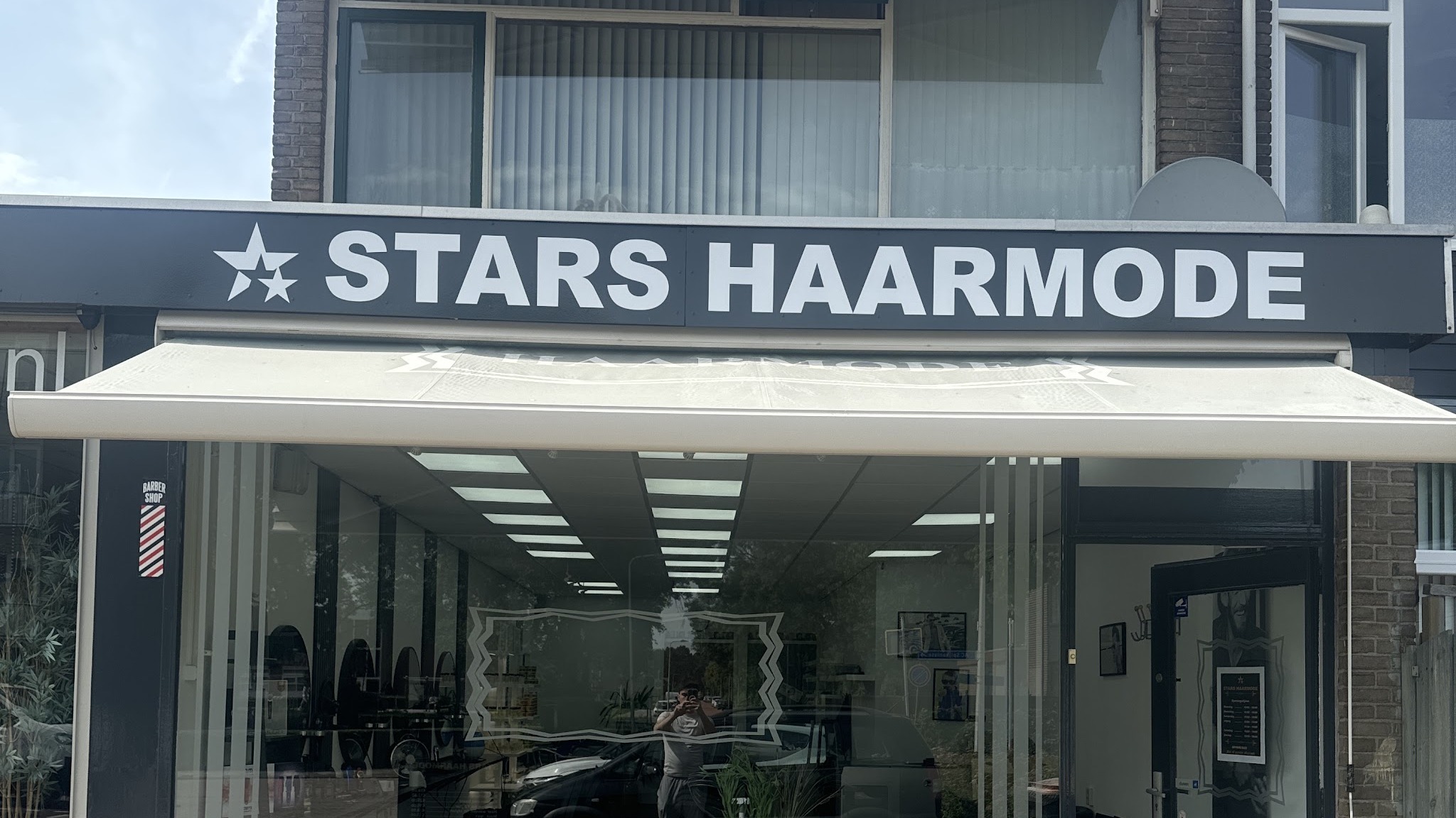 De zaak van Stars haarmode aan de Rembrandtstraat 69, met het bord STARS HAARMODE boven de luifel